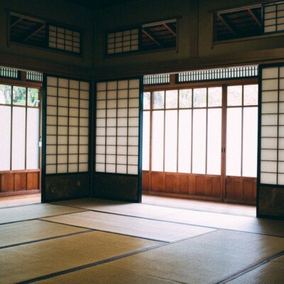 an empty room with tata mats and windows