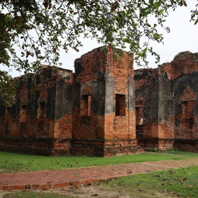 the ruins of a large building in the middle of a field